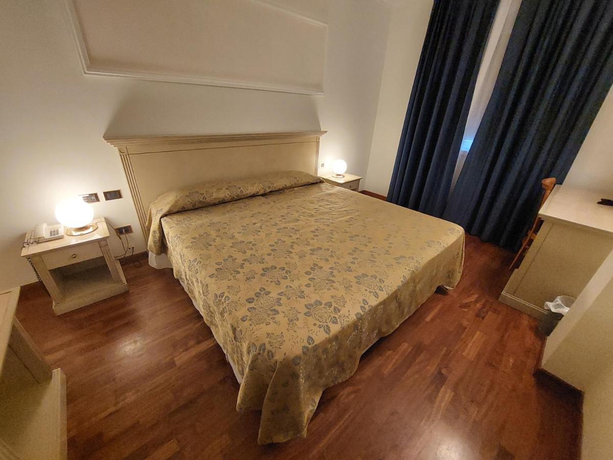 Hotel Villa Medici Рока Сан Джовани Екстериор снимка