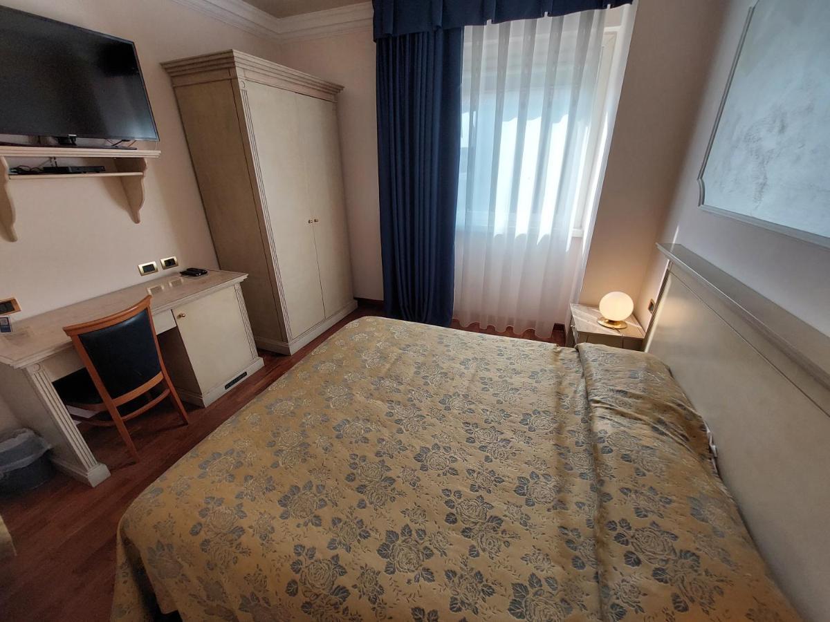 Hotel Villa Medici Рока Сан Джовани Екстериор снимка