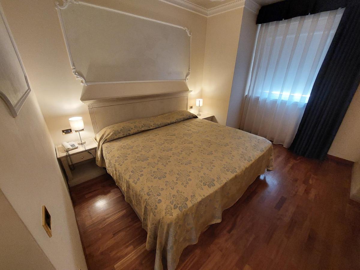 Hotel Villa Medici Рока Сан Джовани Екстериор снимка