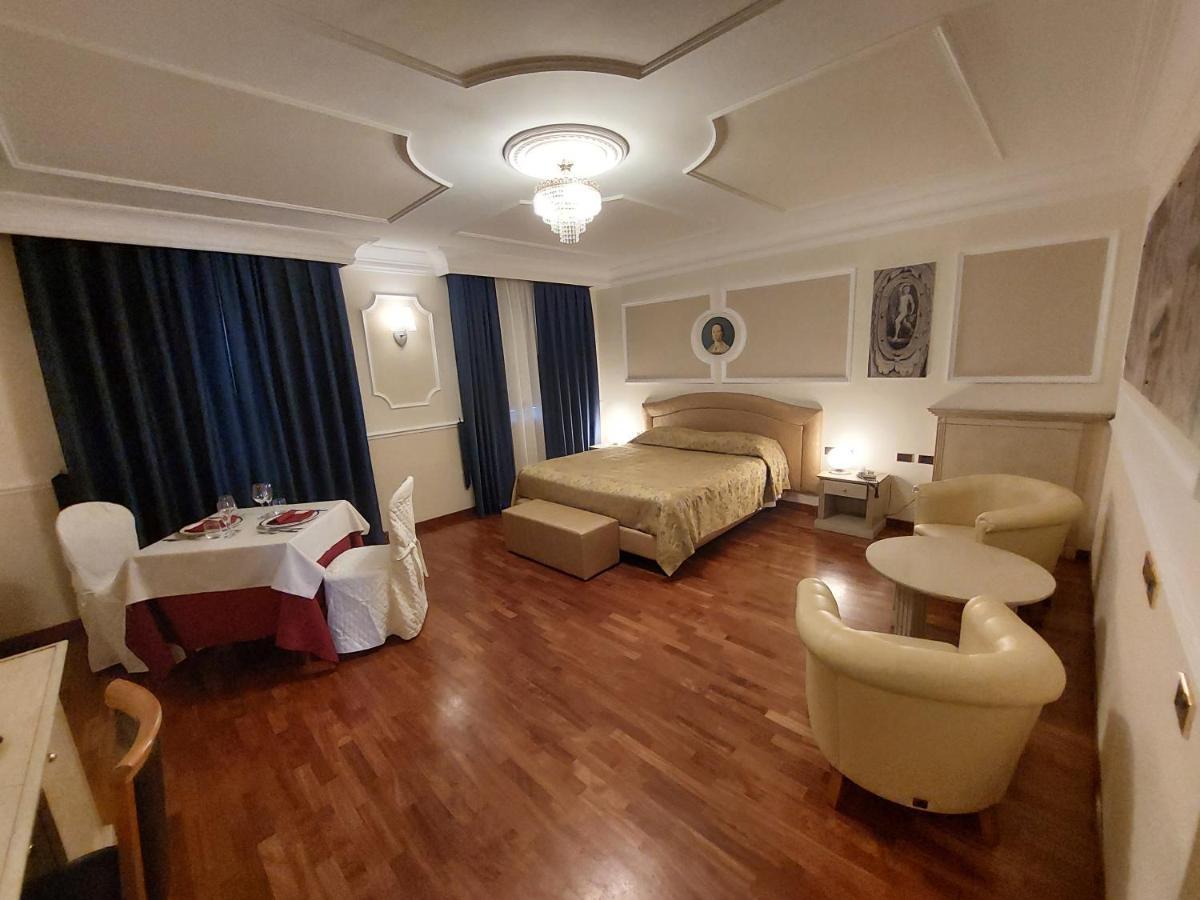 Hotel Villa Medici Рока Сан Джовани Екстериор снимка