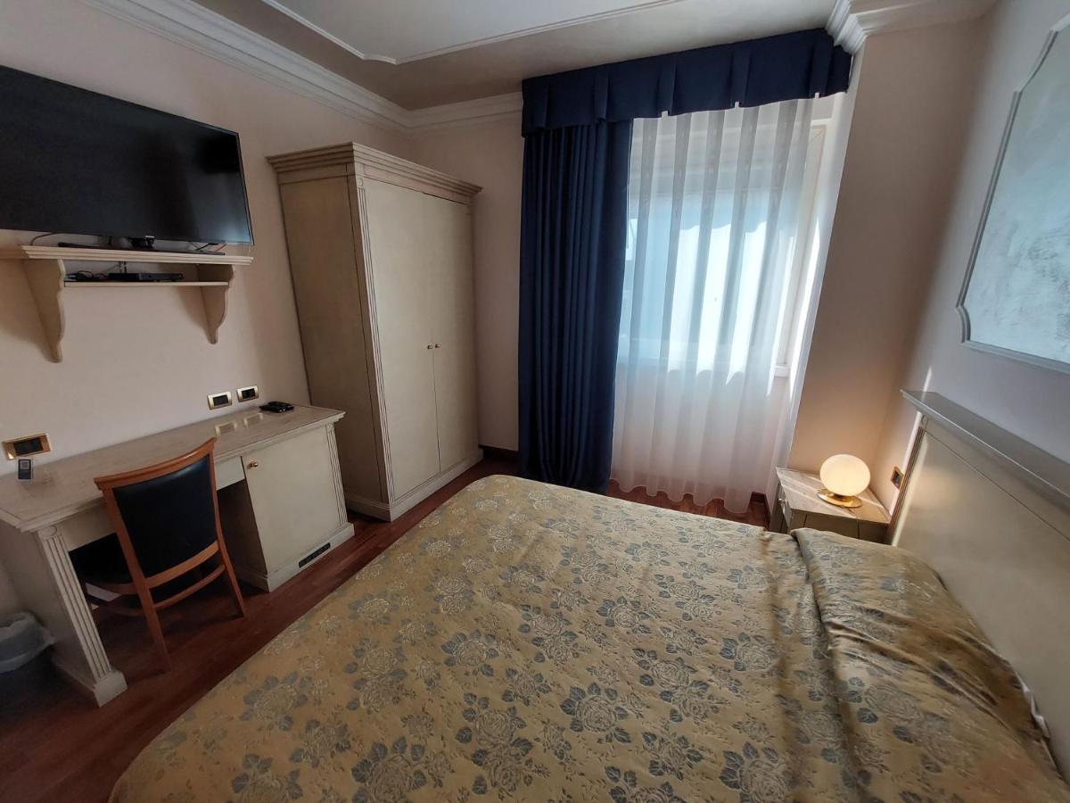 Hotel Villa Medici Рока Сан Джовани Екстериор снимка