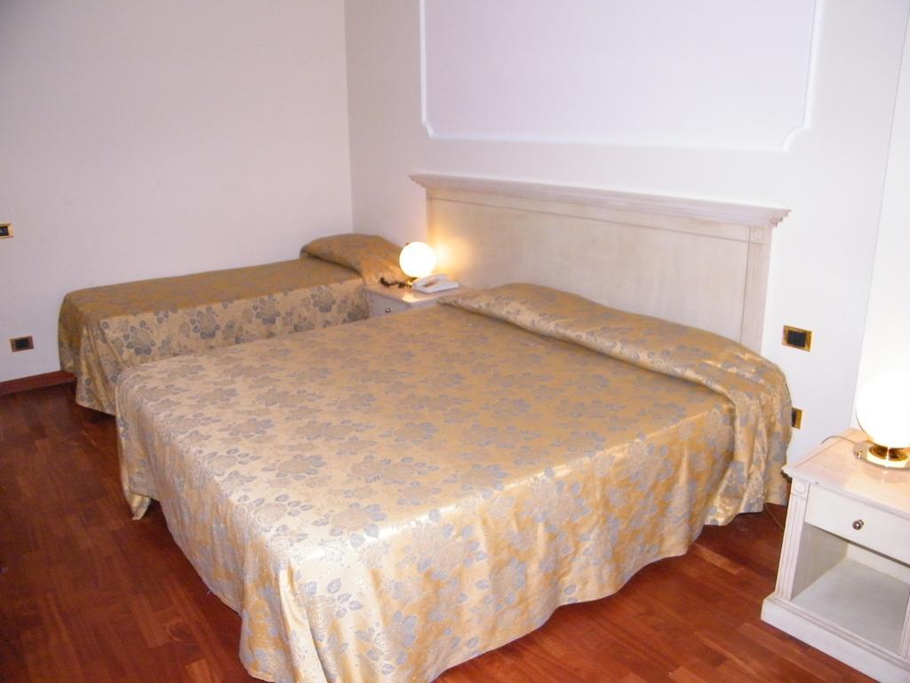 Hotel Villa Medici Рока Сан Джовани Екстериор снимка
