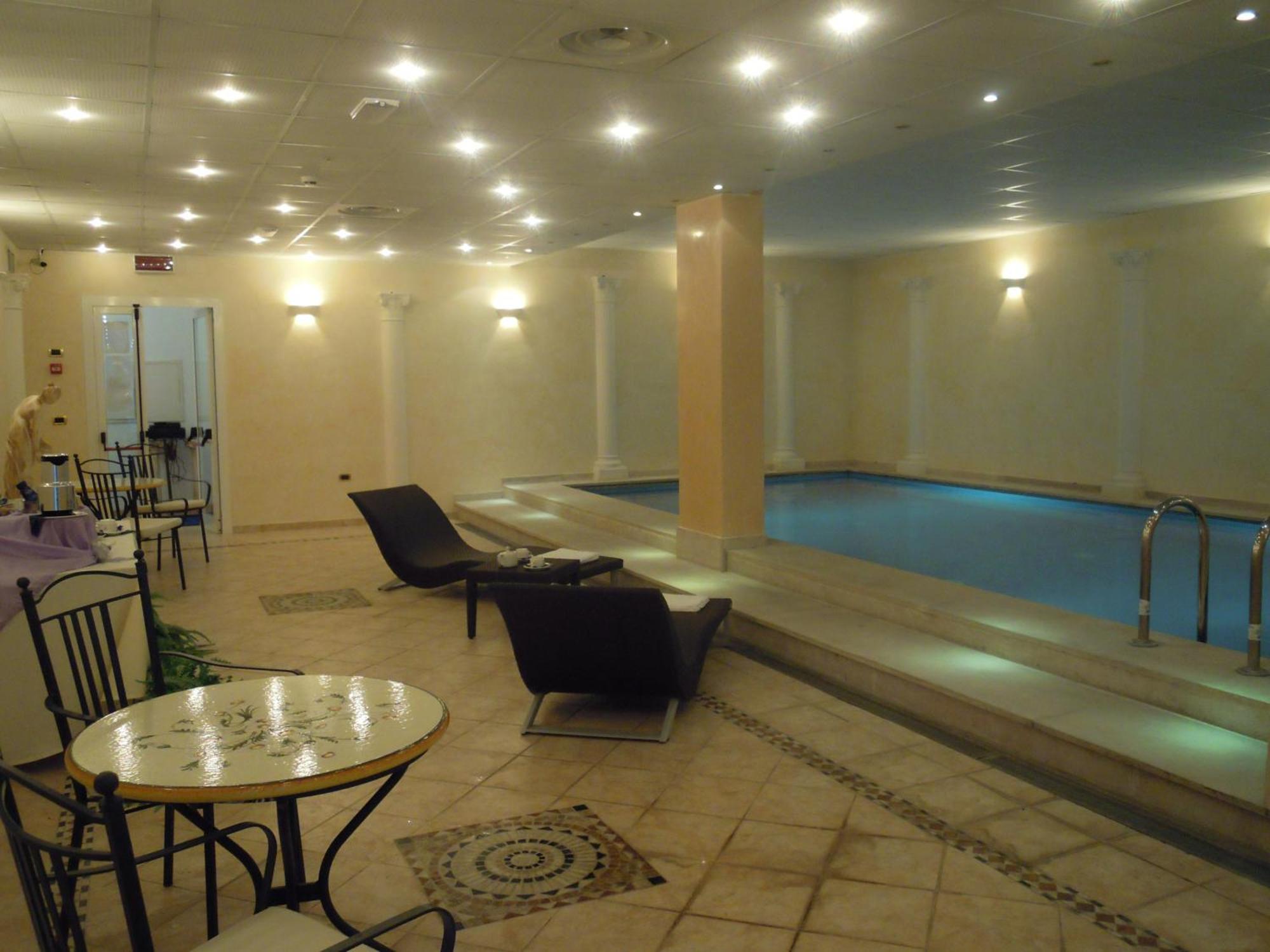 Hotel Villa Medici Рока Сан Джовани Екстериор снимка
