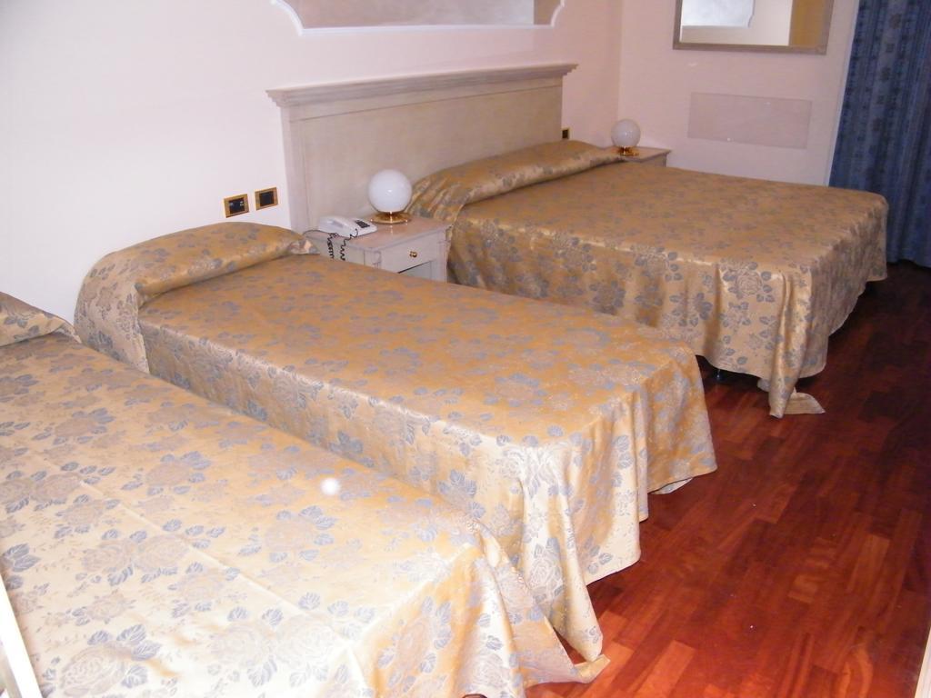 Hotel Villa Medici Рока Сан Джовани Екстериор снимка