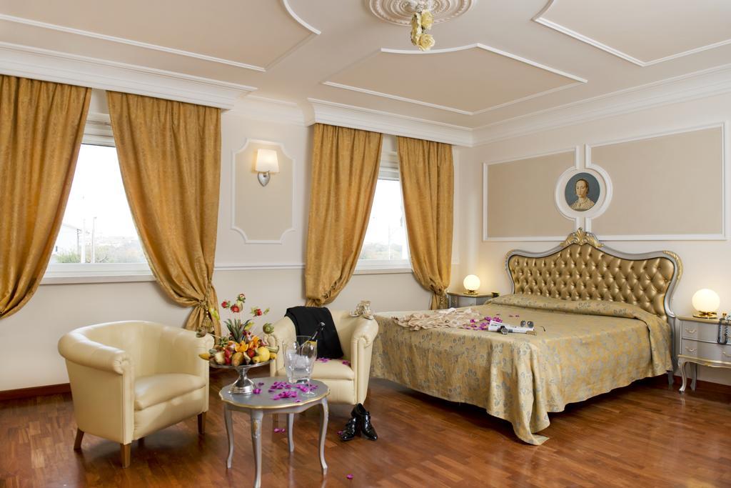 Hotel Villa Medici Рока Сан Джовани Екстериор снимка