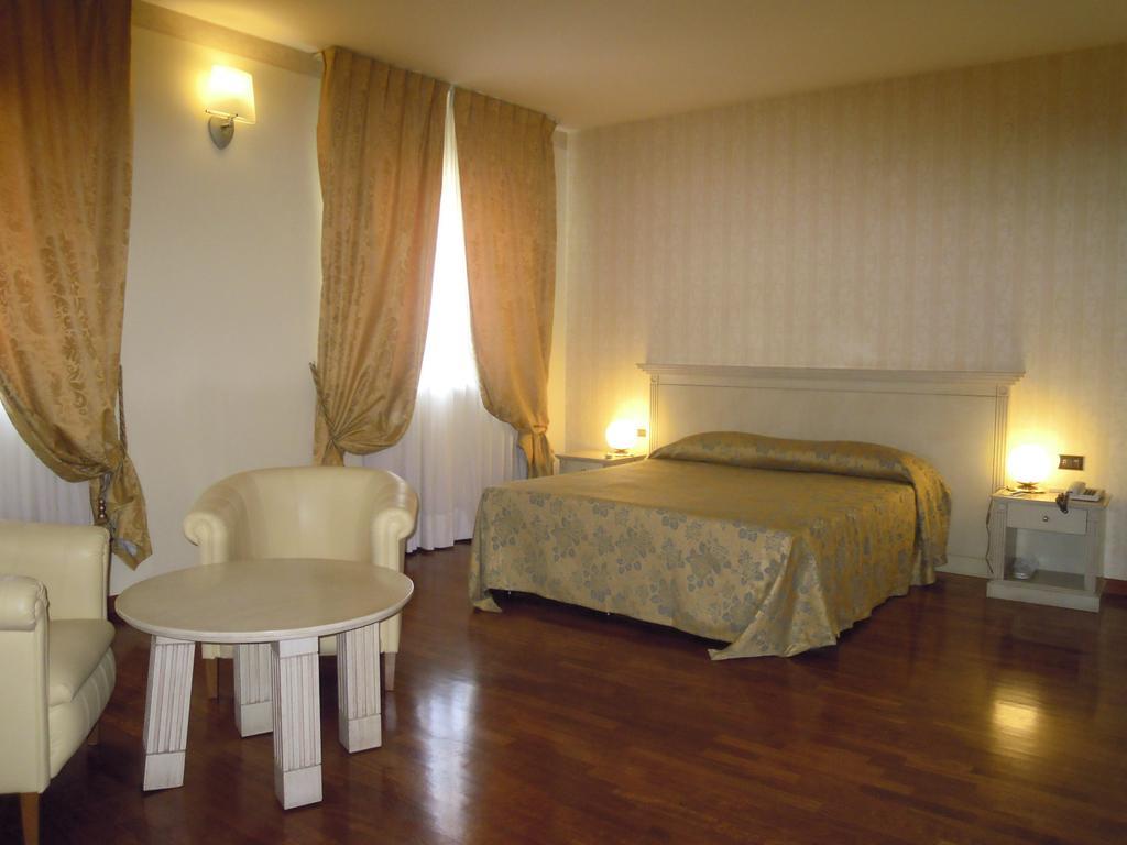 Hotel Villa Medici Рока Сан Джовани Екстериор снимка