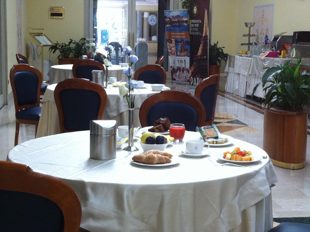 Hotel Villa Medici Рока Сан Джовани Екстериор снимка