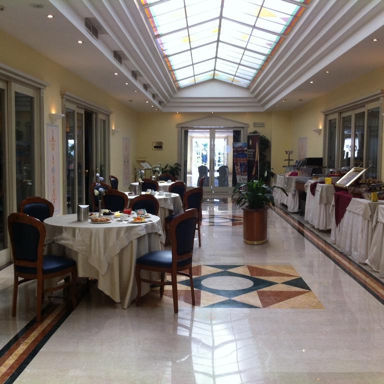 Hotel Villa Medici Рока Сан Джовани Екстериор снимка