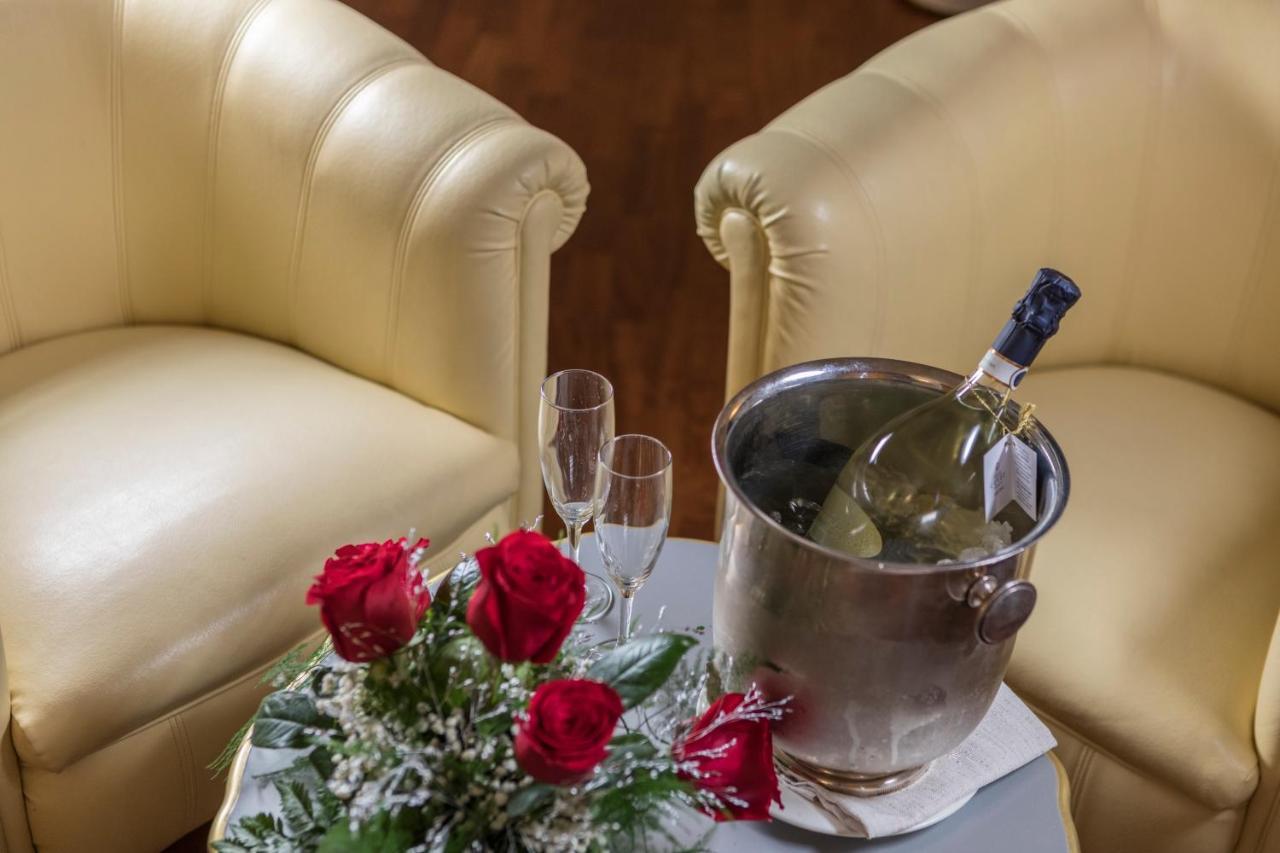 Hotel Villa Medici Рока Сан Джовани Екстериор снимка