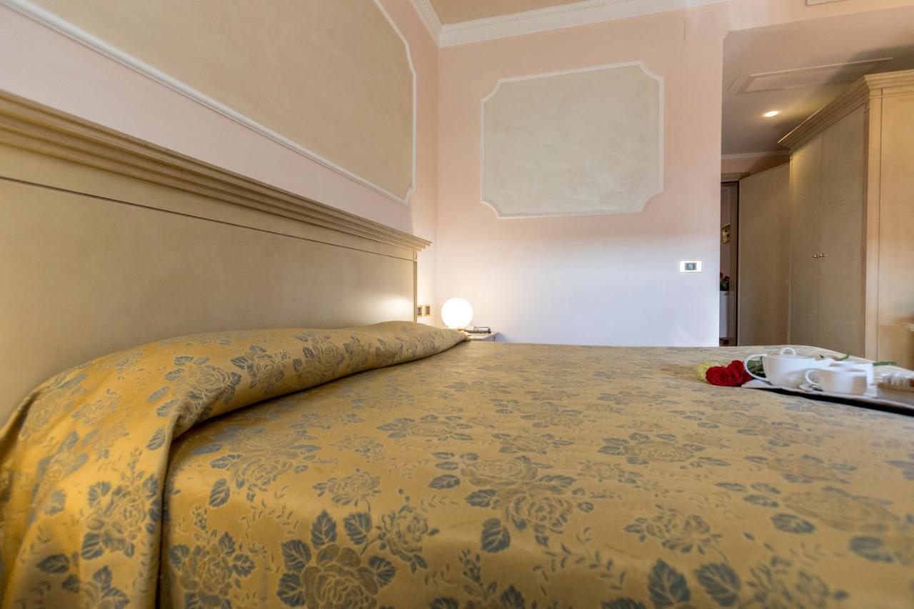 Hotel Villa Medici Рока Сан Джовани Екстериор снимка