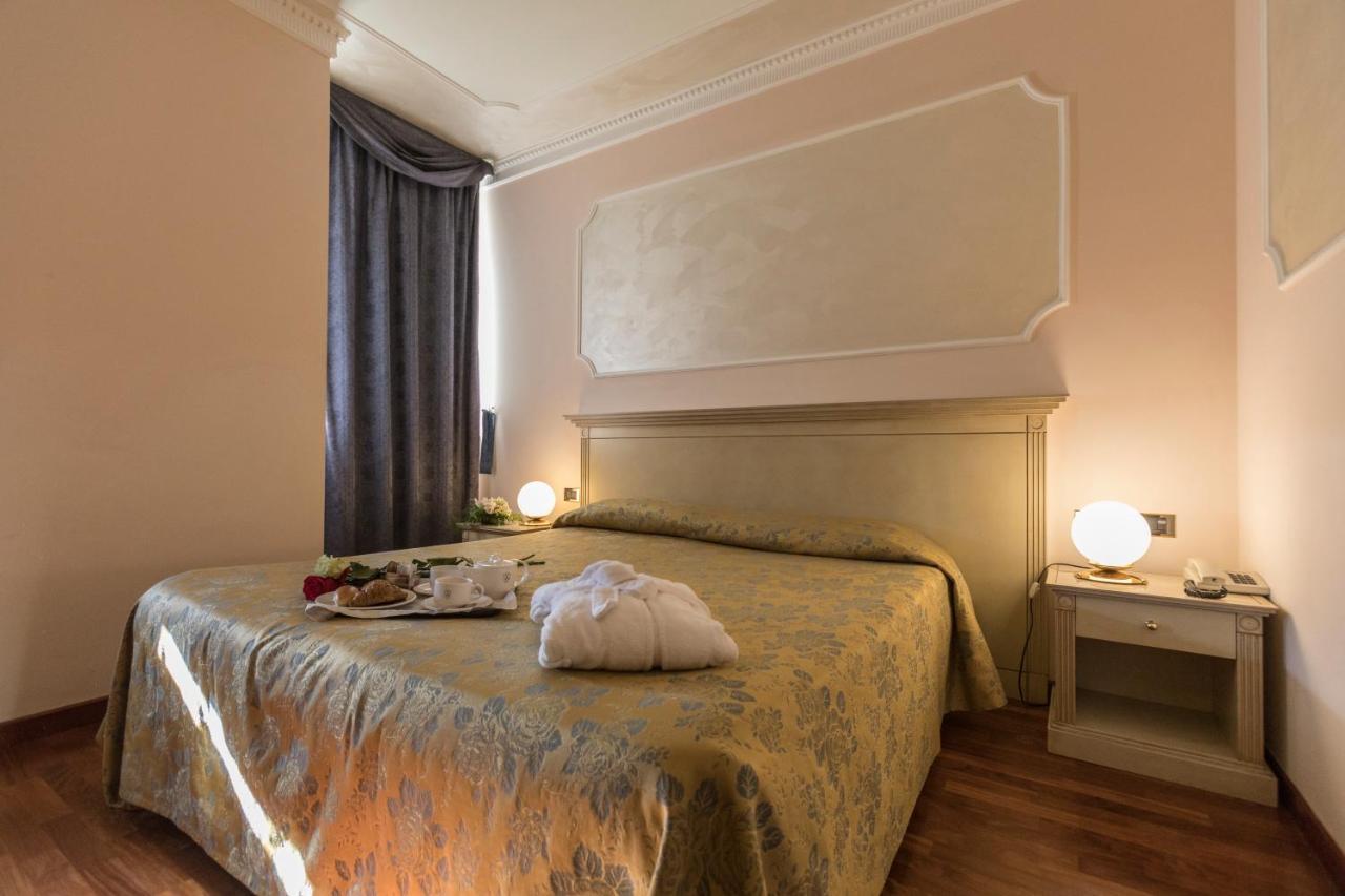 Hotel Villa Medici Рока Сан Джовани Екстериор снимка