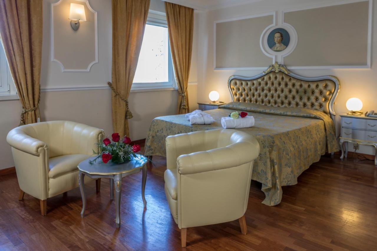 Hotel Villa Medici Рока Сан Джовани Екстериор снимка