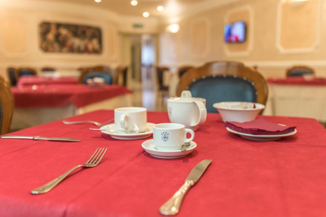 Hotel Villa Medici Рока Сан Джовани Екстериор снимка