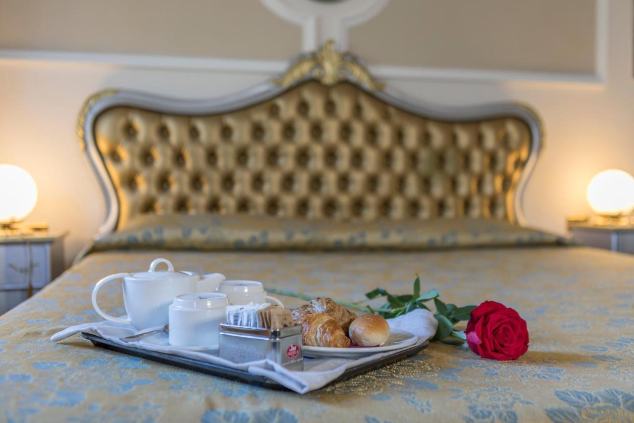 Hotel Villa Medici Рока Сан Джовани Екстериор снимка